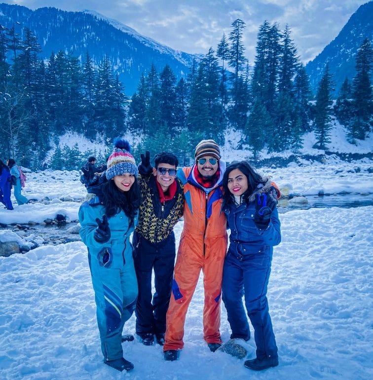 couple enjoying manali trip
